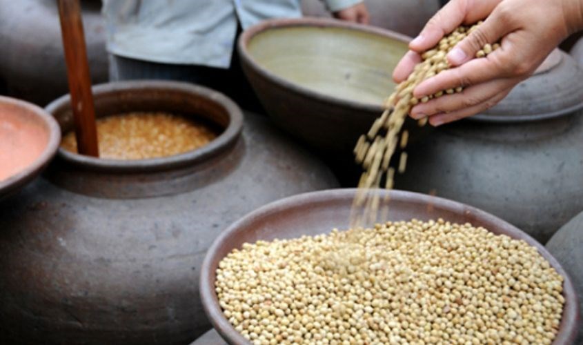Nước tương được tạo ra từ đậu nành nguyên chất Nước tương được tạo ra từ đậu nành nguyên chất