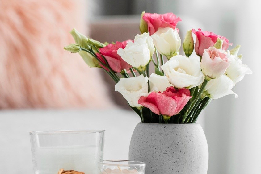 Cắm hoa hồng đẹp: Hãy đến và chiêm ngưỡng bức tranh thơm ngát của những bông hồng tươi đẹp được sắp xếp tinh tế và độc đáo trong kiệt tác cắm hoa. Chắc chắn bạn sẽ phải trầm trồ trước vẻ đẹp tuyệt vời của cắm hoa hồng này.