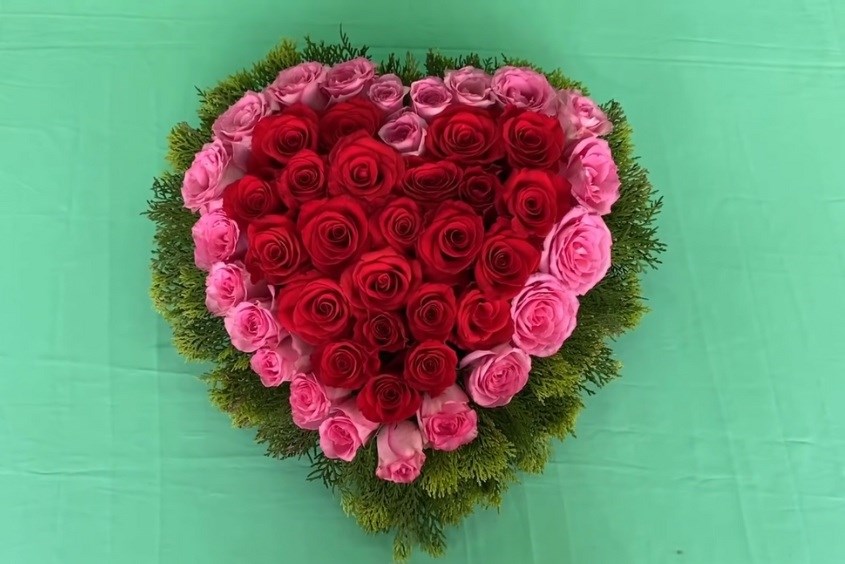 Hướng dẫn mẹ 12 cách cắm hoa hồng đẹp cho không gian ngày Tết