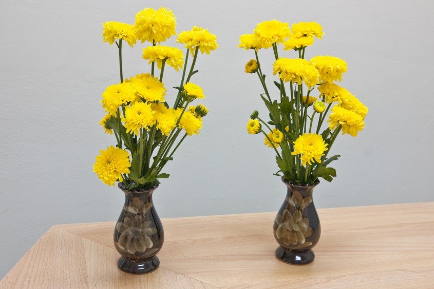 Hướng dẫn chi tiết Cách cắm hoa cúc đẹp để bàn thờ để tạo không gian ấm cúng