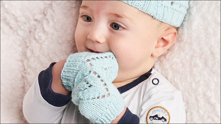 Đeo bao tay, bao chân khi trẻ sơ sinh bị da khô 