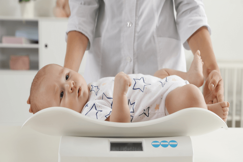 Cho bé ăn ngủ đều đặn sẽ hạn chế sụt cân sinh lý ở trẻ sơ sinh