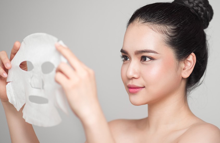 Lấy mặt nạ và đắp nhẹ lên da mặt