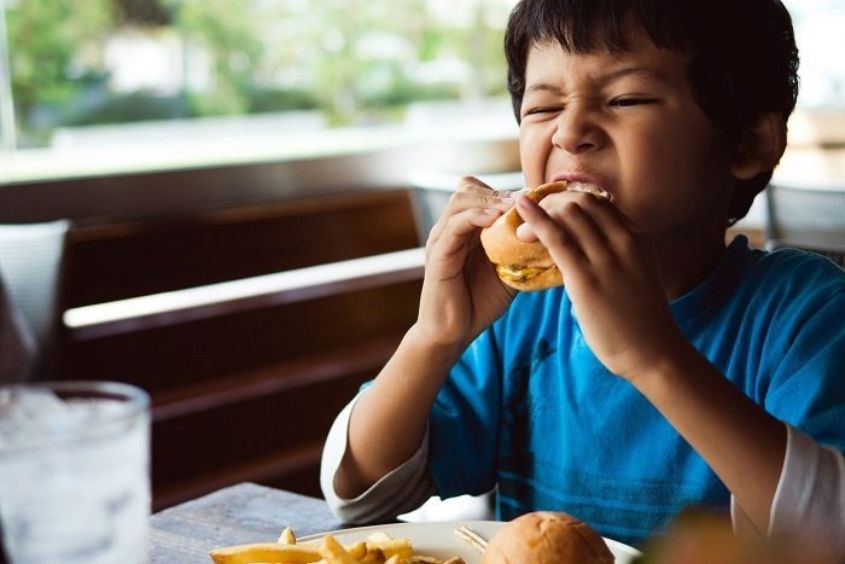 Trẻ bị kiết lỵ không nên sử dụng thức ăn nhanh