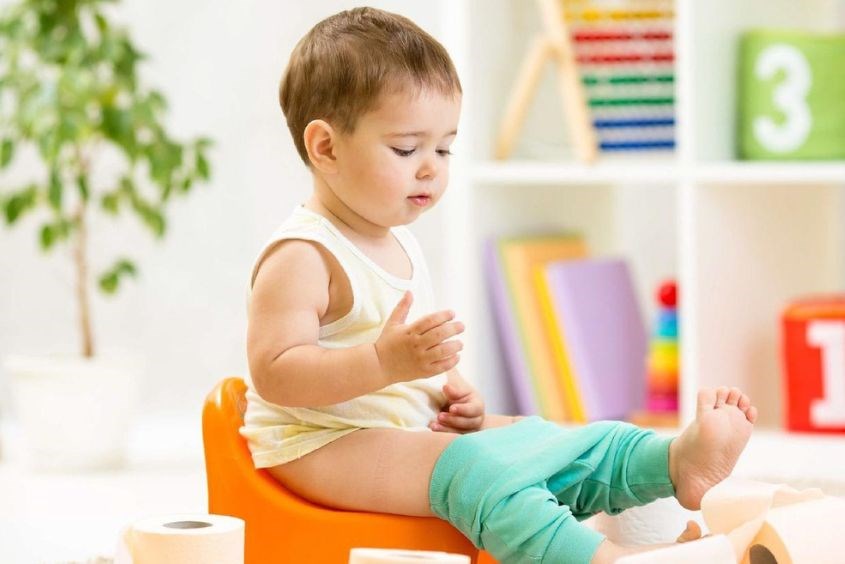 Trẻ bị kiết lỵ thường đi ngoài nhiều lần trong ngày