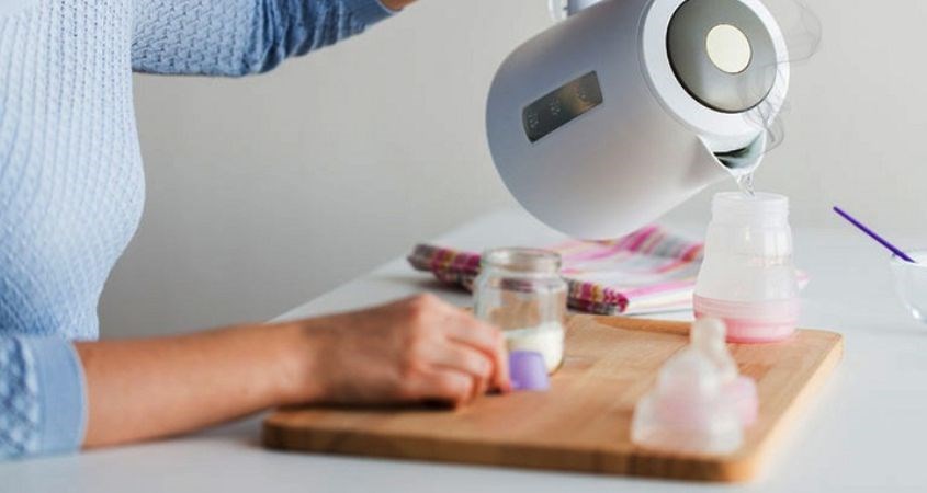 Cho tiếp lượng nước còn lại vào bình, tiếp tục đậy nắp và lắc đều