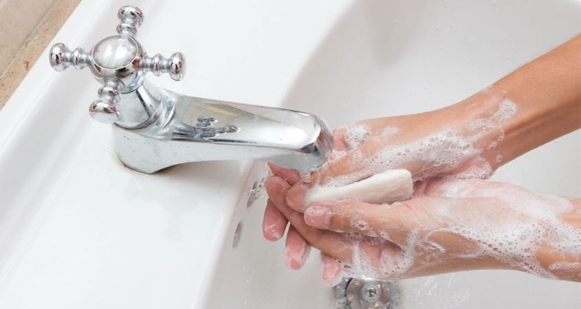 Mẹ rửa tay sạch trước khi pha sữa cho bé