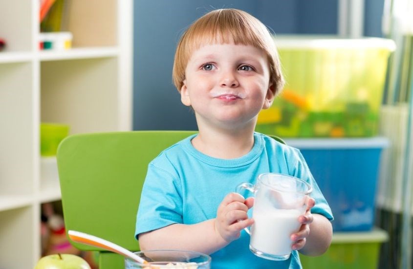 Thành phần bên trong sữa có chứa chất xơ giúp bé hạn chế bị táo bón