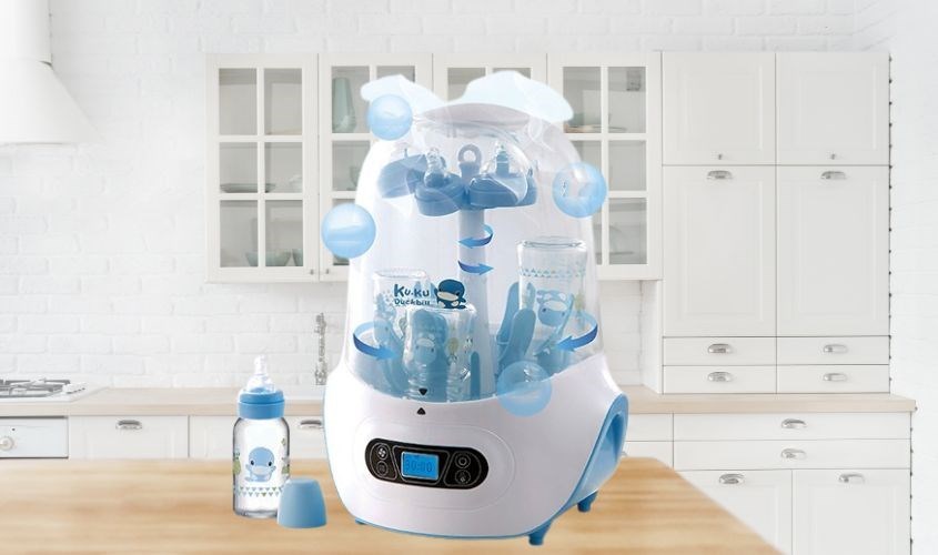 Sử dụng máy tiệt trùng bình sữa KuKu KU9024để vệ sinh bình cho bé trước khi dùng