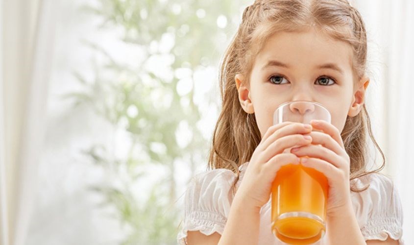Nên cho trẻ uống nước cam ấm để tránh bị viêm họng