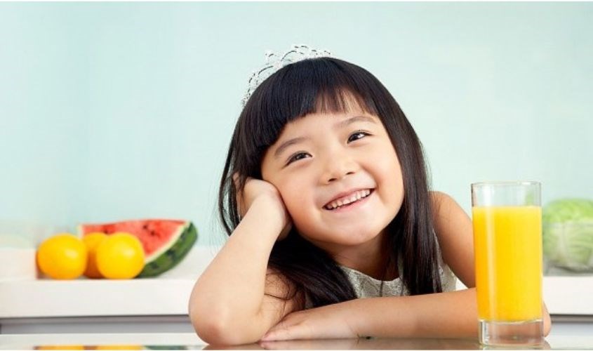 Trẻ trên 6 tháng tuổi có thể uống nước cam