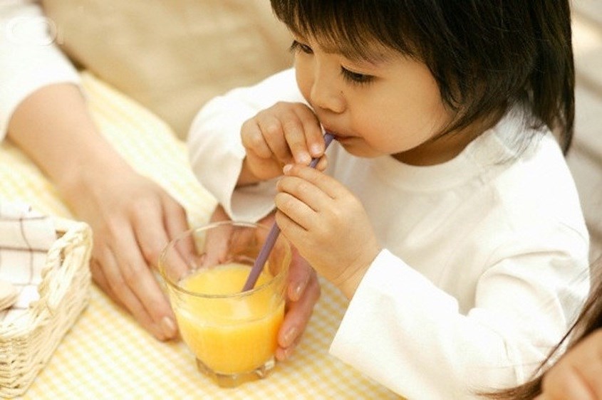 Uống nước cam giúp hệ vi sinh đường ruột của trẻ tốt hơn
