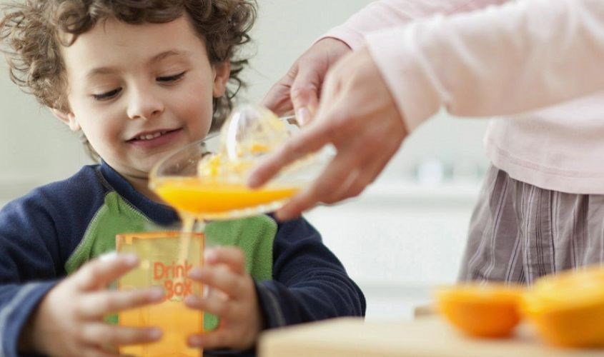 Uống nước cam giúp trẻ ngăn ngừa các bệnh về ung thư