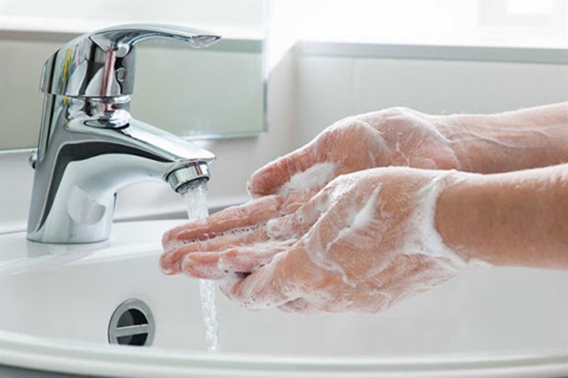 Vệ sinh tay sạch sẽ trước và sau khi thay băng