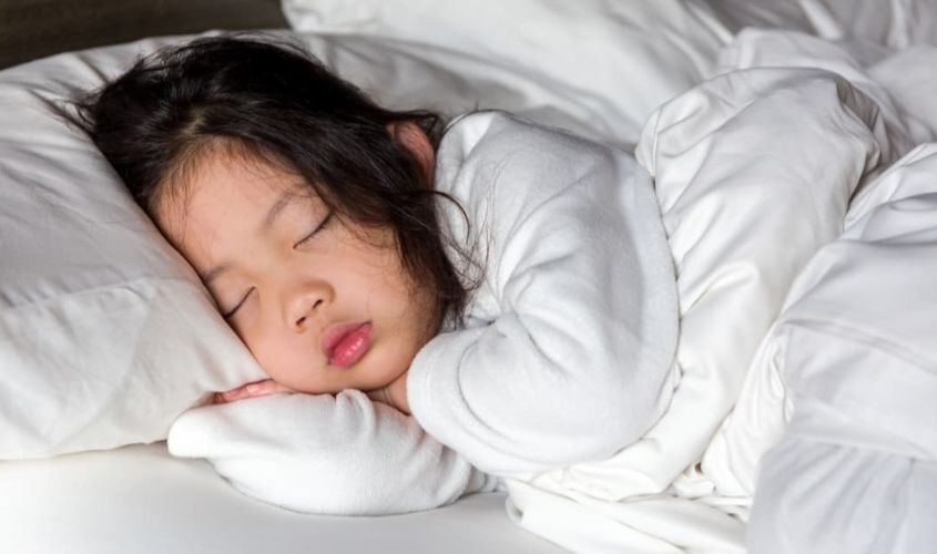Trẻ ngủ ngáy không được chủ quan