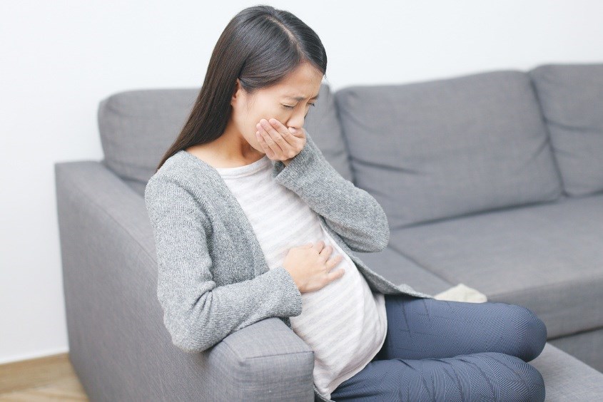 Nôn có thể là dấu hiệu của thai máy bất thường