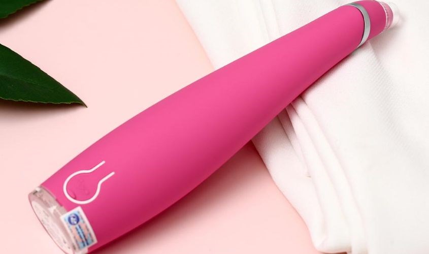 Sử dụng máy hút mụn để loại bỏ mụn đầu đen