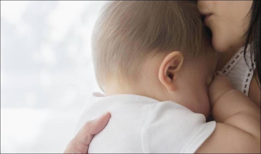 Bé bị cai sữa mẹ sớm cũng có thể dẫn đến tình trạng dị ứng sữa