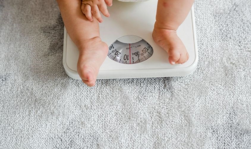 Bé chậm tăng cân cũng là một trong những biểu hiện chậm của dị ứng sữa