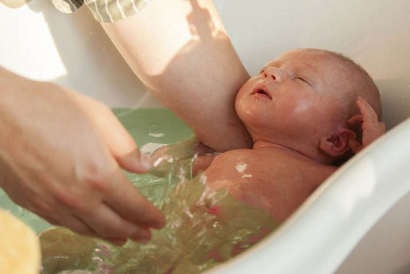 Làm sạch da cho trẻ là điều rất quan trọng