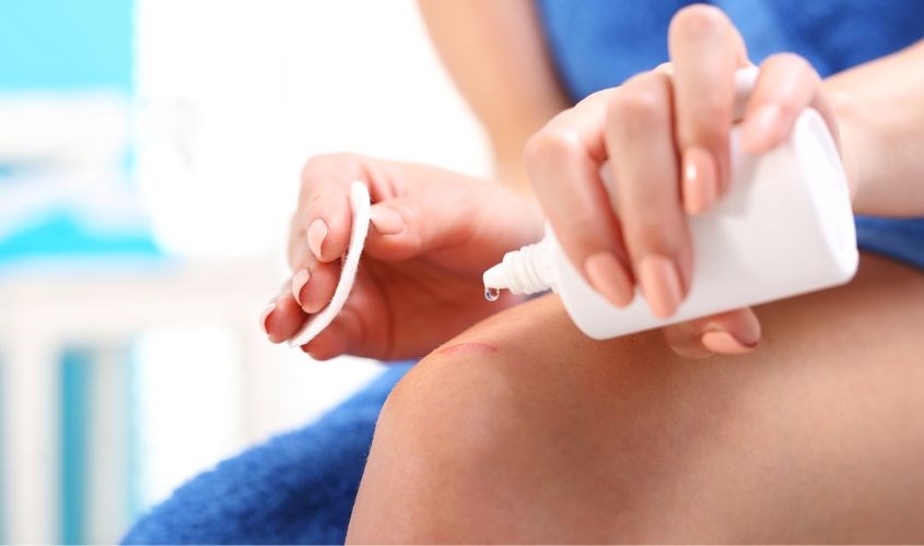 Nhỏ nước muối sinh lý lên vùng da bị thương để vệ sinh