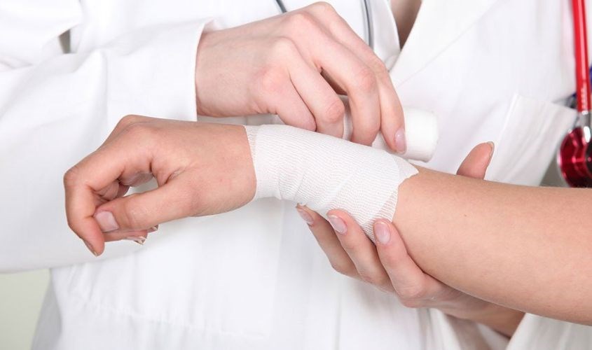 Băng bó sau khi rửa và sát khuẩn vết thương