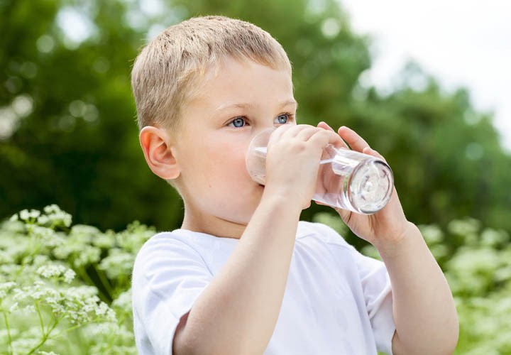 Uống nhiều nước trước khi ăn snack để tạo cảm giác no