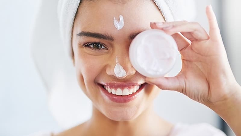 Cần sử dụng Vitamin C trước khi dưỡng ẩm để da có khả năng hấp thu tốt hơn.