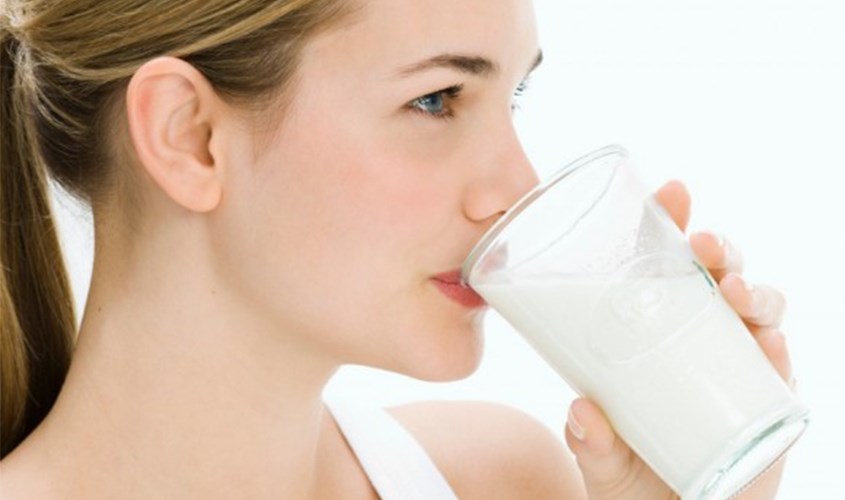 Nên uống một ly nước ấm hoặc một ly sữa nóng trước hoặc trong khi hút sữa