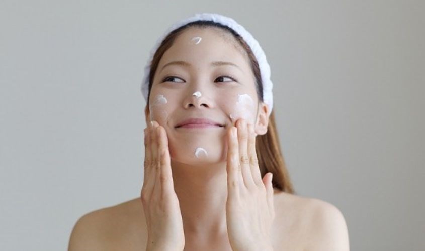 Làm sạch bề mặt da sẽ cải thiện được sắc tố da, giúp da sáng lên 