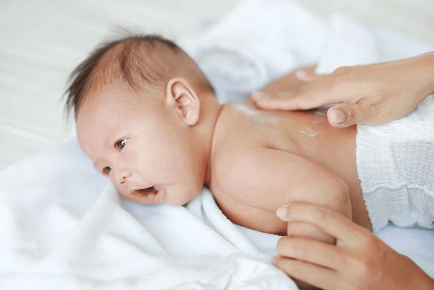 Sử dụng kem dưỡng da thường xuyên giúp hạn chế tối đa viêm da cơ địa ở trẻ em