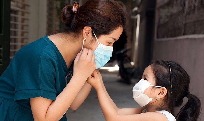 Thường xuyên nhắc bé đeo khẩu trang khi ra ngoài Đeo khẩu trang ra ngoài để phòng tránh viêm amidan cho trẻ em