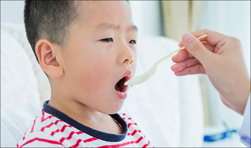 Cho trẻ em các thực phẩm lỏng sau khi cắt viêm amidan Sau khi cắt viêm amidan cho trẻ nên ăn các thực phẩm lỏng