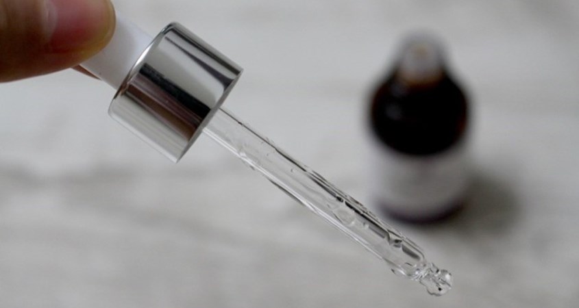 Kết cấu serum không màu, thấm nhanh