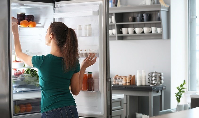 Đặt mật ong vào tủ lạnh một lúc để hạn chế sủi bọt Đặt mật ong vào tủ lạnh một lúc để hạn chế sủi bọt