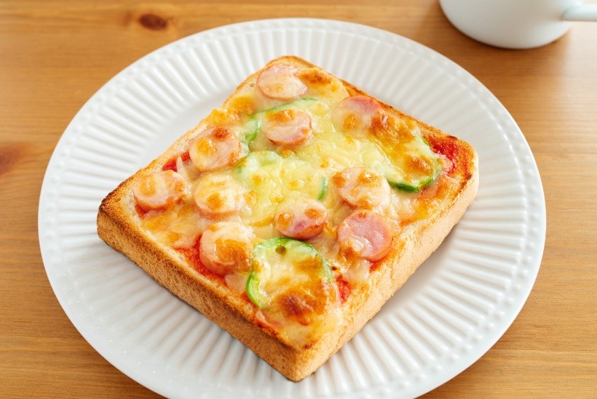 Bà bầu ăn bánh mì được chế biến thành pizza là món ăn lạ miệng giàu dinh dưỡng