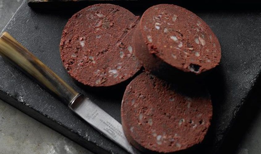 Bánh được chế biến từ tiết heo cùng với hành tây, thảo dược, bột yến mạch