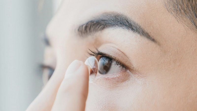 Kinhc qoa tròng bẩn chứa nhiều vi khuẩn gây ảnh hưởng đến sức khoẻ mắt