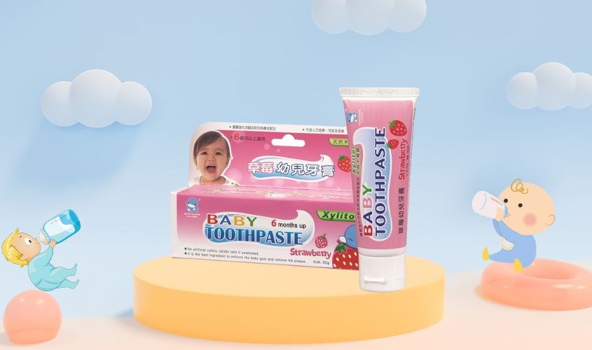 be-may-tuoi-thi-danh-rang-8 Kem đánh răng cho bé từ 6 tháng tuổi KuKu hương dâu 50g