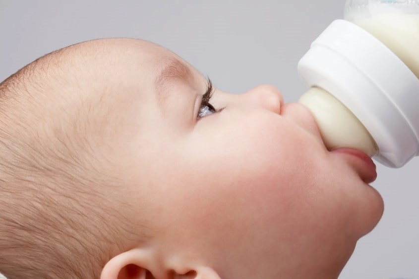 Mẹ có thể bổ sung sữa công thức cho trẻ nếu trẻ luôn quấy khóc khi bú mẹ Dấu hiệu mẹ cần bổ sung các món ăn dặm từ sữa công thức cho bé