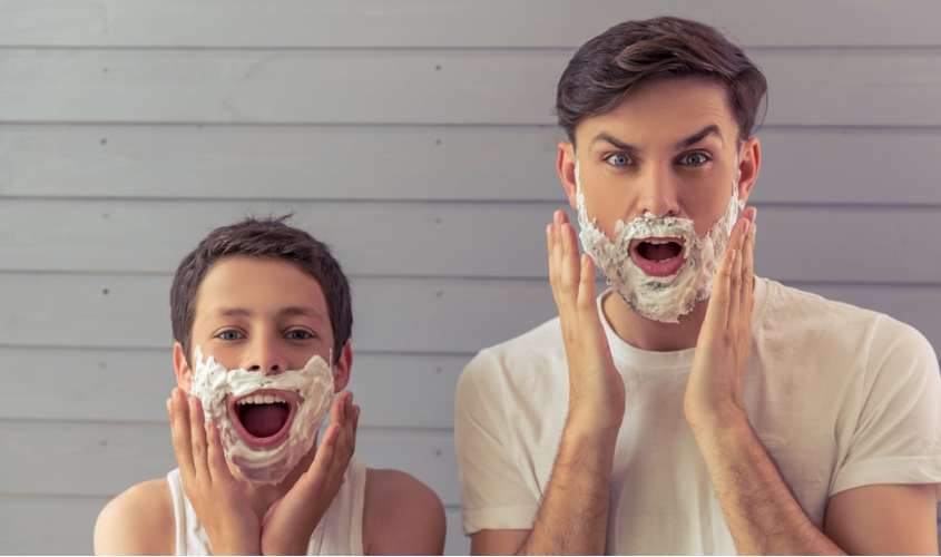 Bôi kem cạo râu lên vùng da cần cạo