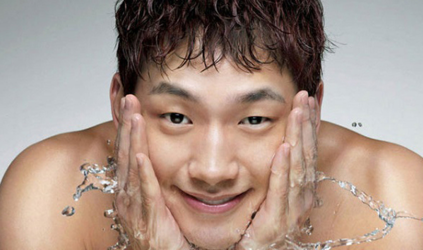 Rửa mặt thật sạch trước khi cạo râu