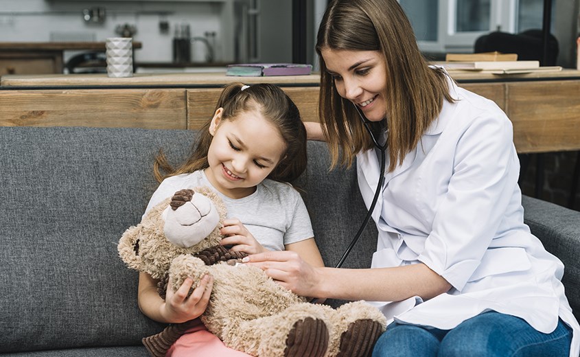 Mẹ nên khuyến khích bé trò chuyện, đặt câu hỏi nhiều hơn khi chơi