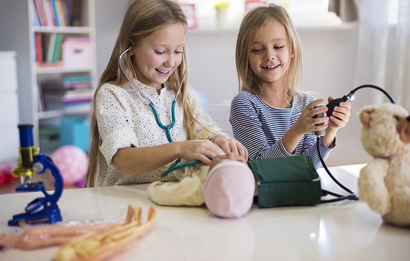 Trò chơi đóng vai giúp bé biết cách nói chuyện và thảo luận với mọi người xung quanh