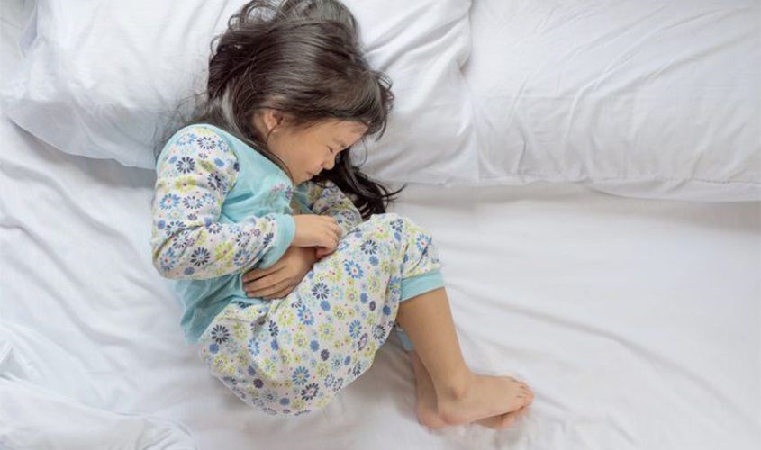 Trẻ kém hấp thu thường đau bụng và nôn ói bất thường