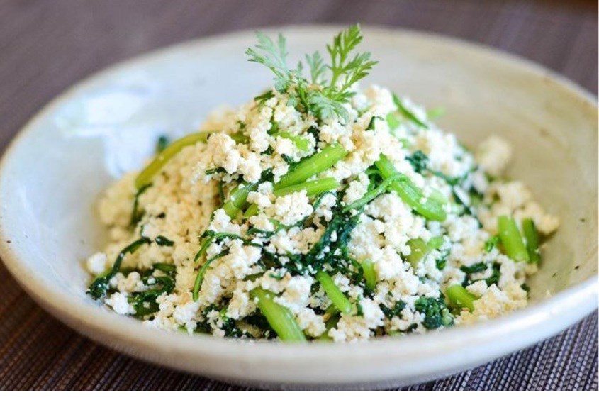 Bà bầu ăn rau tần ô với đậu hũ là món ăn dễ chế biến và ngon miệng