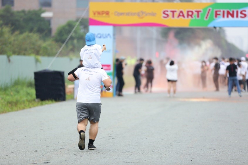 Người tham gia nỗ lực chạy về đích trong giải chạy