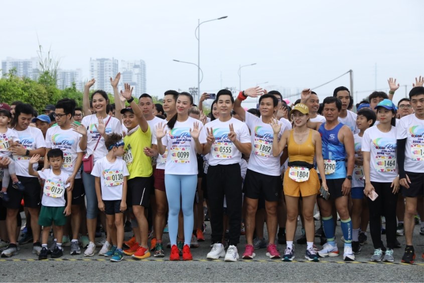 Các thành viên Color Run chụp ảnh kỷ niệm