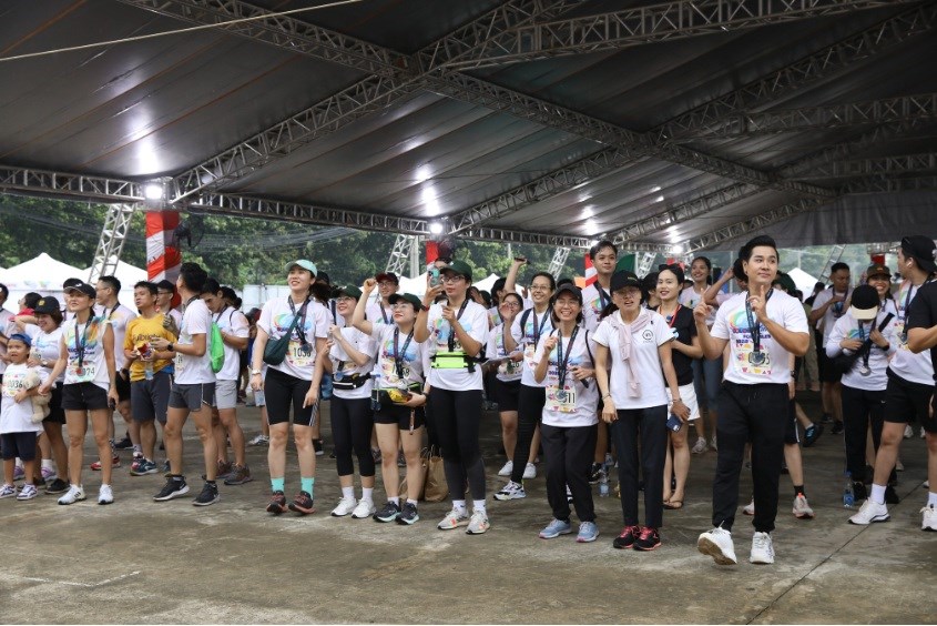 Các thành viên tham gia Color Run tập hợp và chuẩn bị trước giờ chạy