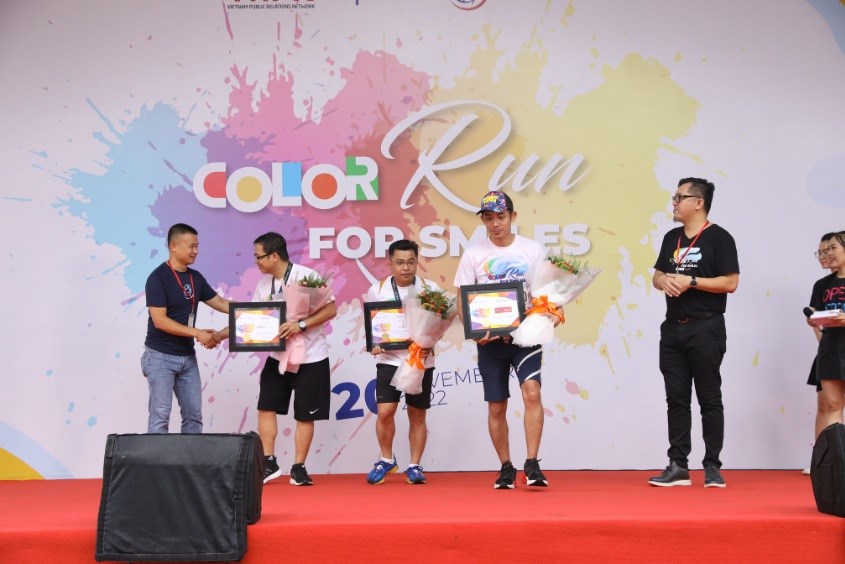 Ban tổ chức trao bằng ghi nhận, cảm ơn AVAKids và các đơn vị đồng hành